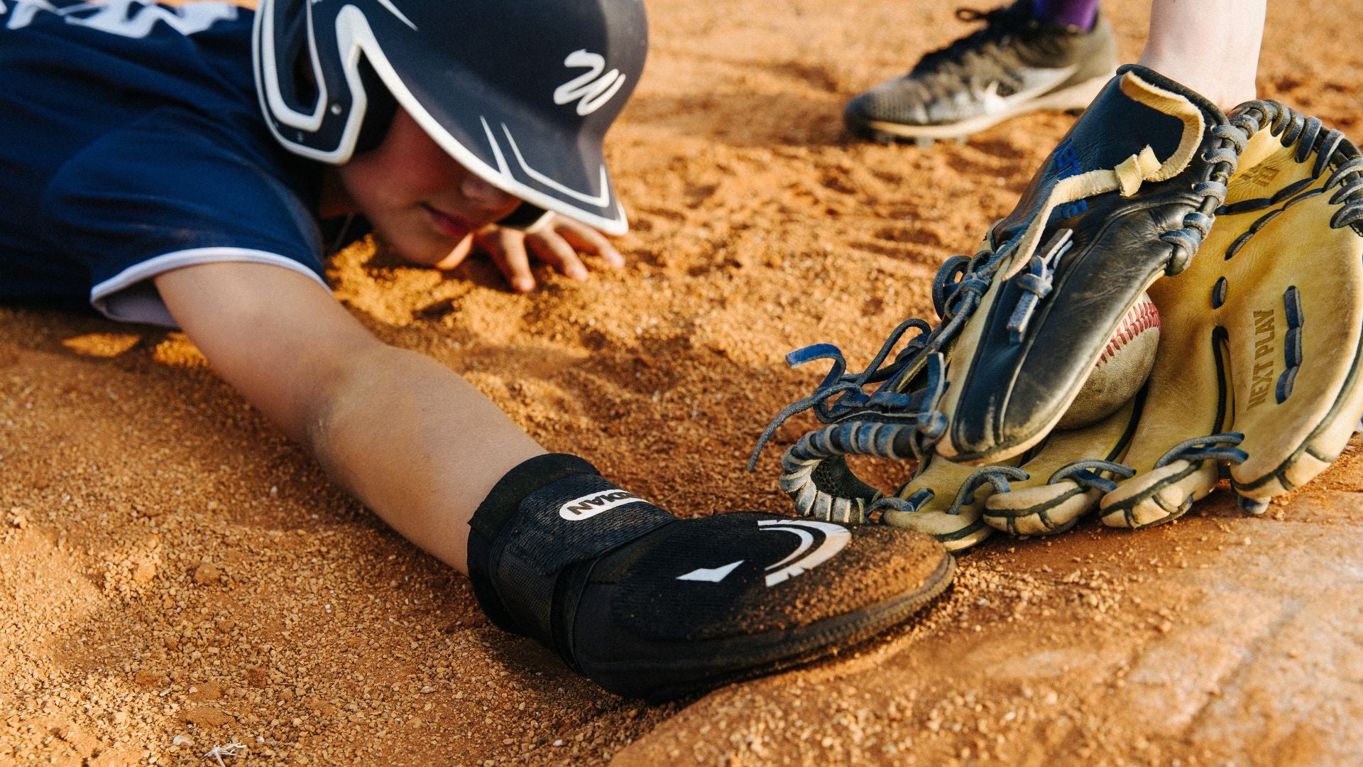 MLB playoffs: Why runners wear oven mitt gloves on base